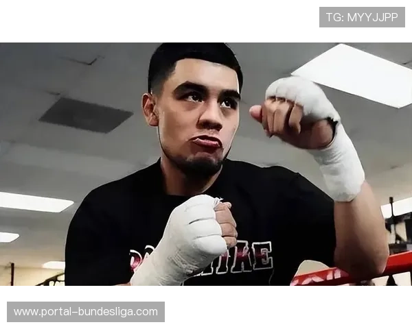 埃斯皮诺萨第十一回合TKO赫盖成功卫冕WBO羽量级拳王，宣称目标统一该级别